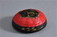 藏品(朱黑漆描金竹編飾品盒(盒蓋))的圖片