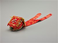 藏品(布袋戲偶帽(紅地文生巾))的圖片