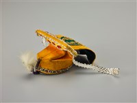 藏品(布袋戲偶帽(黃地旗牌巾))的圖片