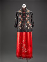 藏品(黑衣紅裙彩繡新娘禮服)的圖片