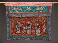 藏品(紅地盤金彩繡福祿壽三仙紋桌帷)的圖片