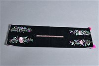 藏品(黑地彩繡花卉紋褡褳)的圖片