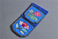 藏品(藍地盤金彩繡花卉紋褡褳)的圖片