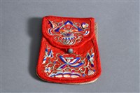 藏品(紅地彩繡蓮紋四層荷包)的圖片