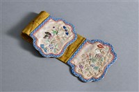 藏品(米白地彩繡花蝶果蟲紋褡褳)的圖片