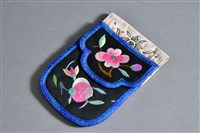 藏品(黑地彩繡花果紋雙層荷包)的圖片