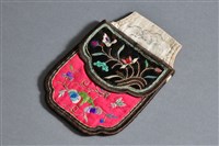 藏品(桃紅地盤金彩繡花鳥草蟲紋雙層荷包)的圖片