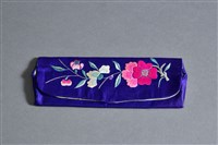 藏品(寶藍地彩繡海棠紋眼鏡袋)的圖片