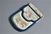 藏品(米白地彩繡菊蓮紋雙層荷包)的圖片