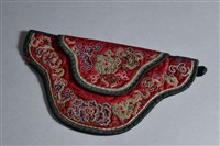 藏品(紅地彩繡花蝶紋抱腹荷包)的圖片