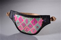 藏品(彩繡長命富貴抱腹荷包)的圖片