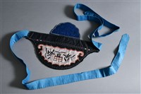 藏品(彩繡盆花紋抱腹荷包)的圖片