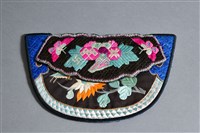 藏品(黑地彩繡草蟲紋抱腹荷包)的圖片