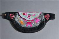 藏品(貼花彩繡人物紋抱腹荷包)的圖片