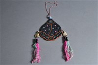 藏品(黑地彩繡桃形佩飾)的圖片