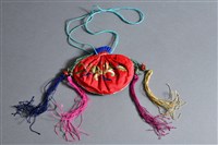 藏品(紅地彩繡花卉紋雞心香囊)的圖片