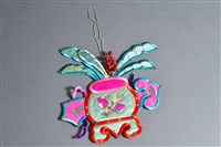 藏品(彩繡如意花瓶紋掛飾(左))的圖片