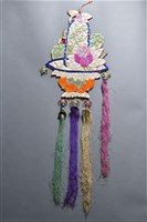 藏品(花籃繡花掛飾(左))的圖片