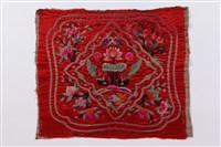 藏品(紅地彩繡戲蓮紋繡片)的圖片