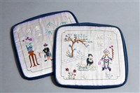 藏品(白地彩繡戲曲人物紋枕頂組)的圖片