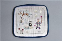 藏品(白地彩繡戲曲人物紋枕頂(長板坡))的圖片