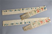 藏品(米白地彩繡牡丹紋腿帶)的圖片