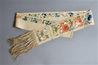 藏品(米白地彩繡牡丹紋腿帶(左))的圖片