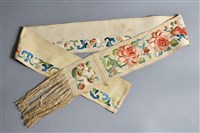 藏品(米白地彩繡牡丹紋腿帶(右))的圖片
