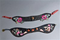 藏品(黑地盤金彩繡綴料牡丹紋眉勒、黑地彩繡綴瑪瑙花鳥紋眉勒)的圖片