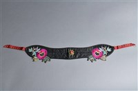 藏品(黑地盤金彩繡綴料牡丹紋眉勒)的圖片