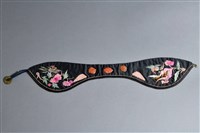 藏品(黑地彩繡綴瑪瑙花鳥紋眉勒)的圖片