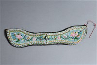 藏品(水藍底珠繡蝶戀花紋眉勒)的圖片
