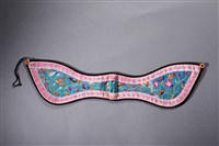 藏品(靛青底彩繡花鳥紋眉勒)的圖片