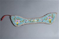 藏品(天藍底珠繡花鳥紋眉勒)的圖片