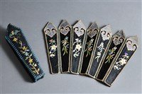 藏品(藏青地貼花彩繡花卉紋飾片連套)的圖片