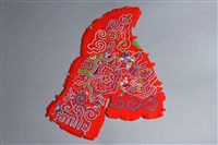 藏品(紅地貼花彩繡花鳥紋童帽繡片(左))的圖片