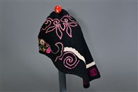 藏品(黑地彩繡牡丹紋風帽)的圖片