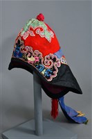 藏品(紅黑地貼花彩繡花鳥紋風帽)的圖片