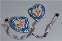 藏品(彩繡鳳凰紋心型耳罩)的圖片