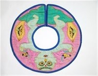 藏品(粉紅地貼花彩繡蓮生貴子紋圍涎)的圖片