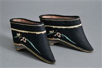 藏品(黑地彩繡蘭紋弓鞋)的圖片