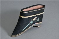 藏品(黑地彩繡蘭紋弓鞋(左))的圖片