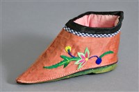 藏品(橘地彩繡花卉紋弓鞋(左))的圖片