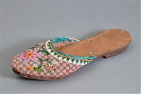 藏品(珠繡皮底女拖鞋(左))的圖片