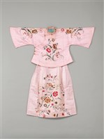 藏品(粉紅絲緞彩繡新娘禮服)的圖片
