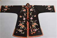 藏品(黑衣紅裙彩繡花卉紋新娘禮服)的圖片