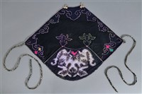 藏品(黑地貼花彩繡如意雲頭紋肚兜)的圖片