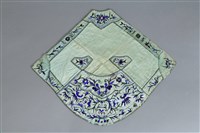 藏品(水藍地彩繡鳳凰牡丹紋肚兜)的圖片