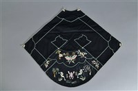 藏品(黑地彩繡壽字蝙蝠紋肚兜)的圖片