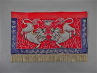 藏品(紅地盤金彩繡雙麟紋帳籬)的圖片